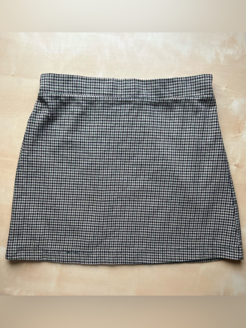 American Eagle Classic Black, Off White, and Dark Green Houndstooth Mini Skirt